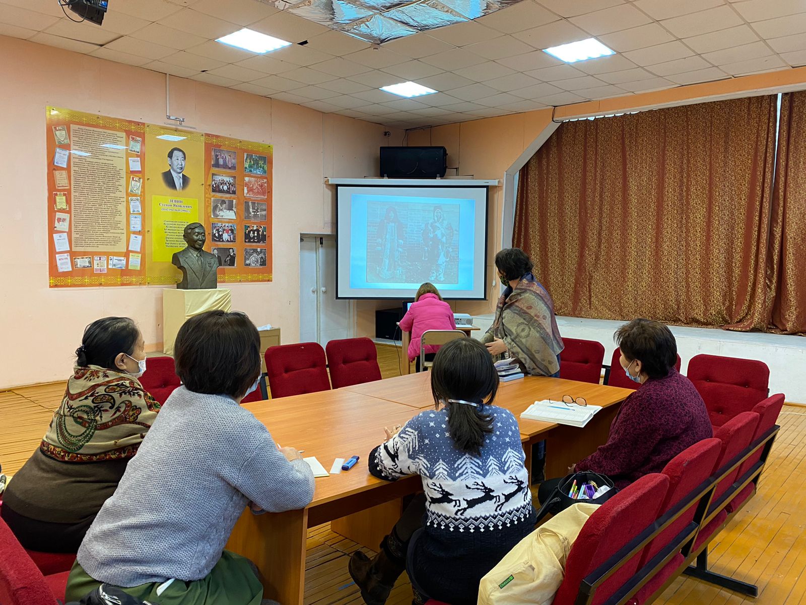 Олоҥхо ыһыаҕар бэлэмнэнии чэрчитинэн «Төрүт өбүгэлэртэн кэлбит сиэдэрэй таҥаһым» маастар кылааһа