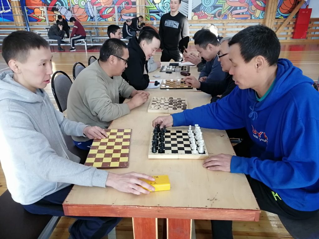 Олоҥхо ыһыаҕар бэлэмнэнии чэрчитинэн «Төрүт өбүгэлэртэн кэлбит сиэдэрэй таҥаһым» маастар кылааһа