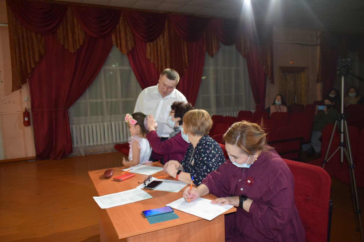 Олунньу 16 күнүгэр Бөтүҥ нэһилиэгин олохтоох администрациятын, С.Я. Левин НАК уонна общественнай түмсүүлэрин 2022 сылаах тэрээһиннэри торумнуур сүбэ мунньаҕа