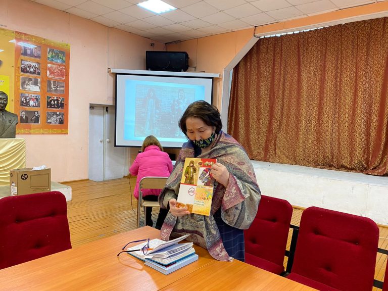 Төрөөбүт ийэ тыл күнүгэр аналлаах куйаар ситимин нөҥүө ыытыллар <strong>«Норуот ырыатын ымыы оҥостон» </strong>оҕолорго уонна улахан дьоҥҥо норуот ырыатыгар аһаҕас күөн – күрэс тосхоло.